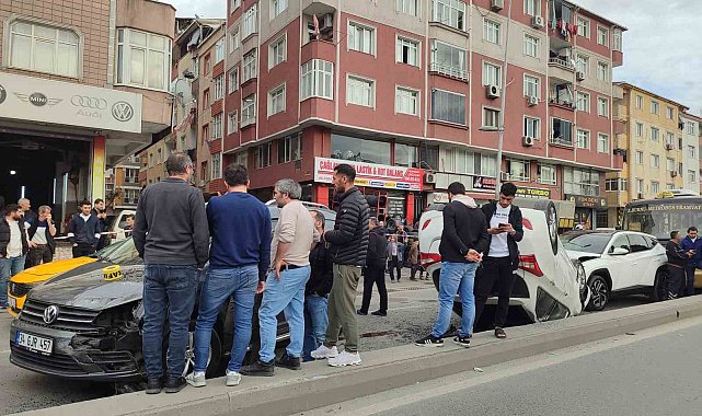 Esenler'de zincirleme kaza: 6 araç ve motosikletin karıştığı kaza anı kamerada