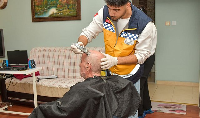 Esenyurt Belediyesi'nden yaşlı ve engellilere evde kişisel bakım ve kuaför hizmeti