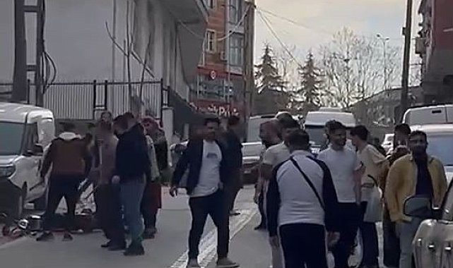 Esenyurt'ta bir şahıs motosikletiyle kavga edenlerin arasına daldı: O anlar böyle görüntülendi