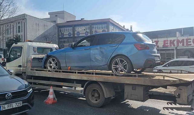 Esenyurt'ta refüje çarpan araç ters döndü: Sürücü yara almadan kurtuldu