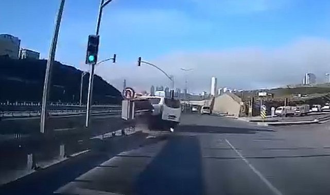 Esenyurt'ta yasak yerden dönüş yapmaya çalışan sürücü kazaya neden oldu: O anlar kamerada
