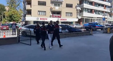 Eşini 20 balta darbesiyle öldüren zanlı Kuşadası'nda jandarmaya yakalandı