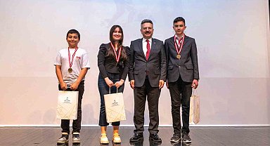 Eskişehir Valisi Hüseyin Aksoy, Şehitleri Anma Günü ve Çanakkale Deniz Zaferi'nin yüz onuncu yıl dönümünü kutladı