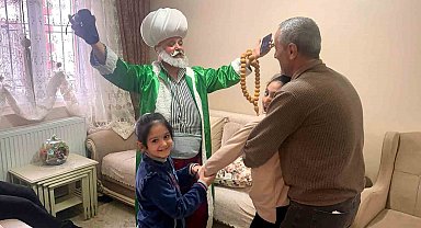 Evde tiyatro etkinliğiyle özel çocukların yüzü gülüyor