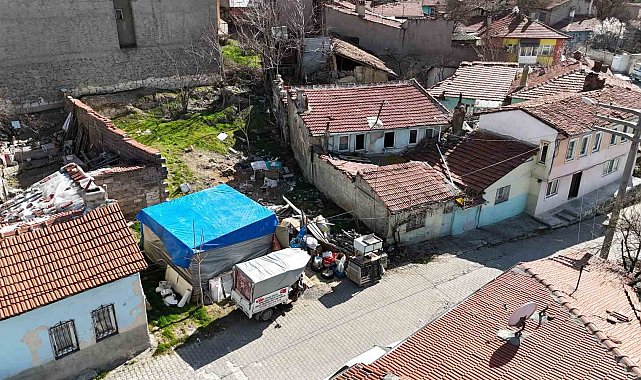 Evden çıkarılan yaşlı adam kurduğu çadırda yaşam mücadelesi veriyor