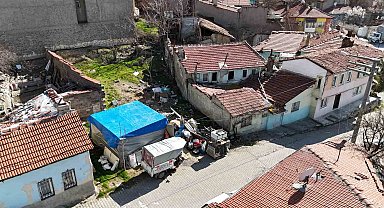 Evden çıkarılan yaşlı adam kurduğu çadırda yaşam mücadelesi veriyor