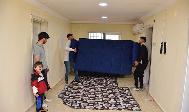 Evi yanan itfaiye personeline Başkan Zencirci'den eşya desteği