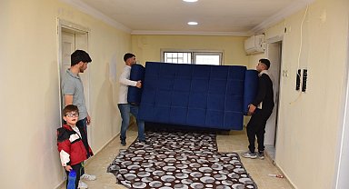 Evi yanan itfaiye personeline Başkan Zencirci'den eşya desteği