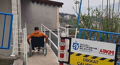 Evine girip çıkmakta zorluk yaşayan engelli vatandaş için rampa yapıldı