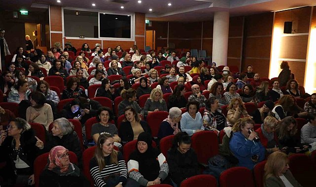 Eyüpsultan Belediyesi'nin 8 Mart'a özel düzenlediği etkinlikte Sumru Yavrucuk sahne aldı