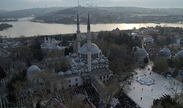 Eyüpsultan Camii'nde bayram namazı havadan görüntülendi