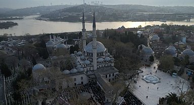 Eyüpsultan Camii'nde bayram namazı havadan görüntülendi
