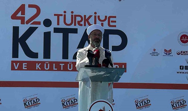 Fatih Camii'nde Ramazan ayının ilk cuma namazı kılındı, Diyanet İşleri Başkanı Ali Erbaş hutbe verdi