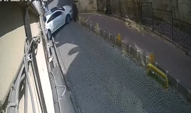 Fatih'te vitesleri karıştırınca kaldırımdaki kadına çarptı: O anlar kamerada