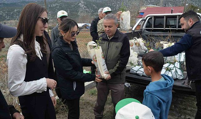 Feke'de öğrenciler fidanları toprakla buluşturdu