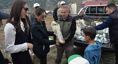 Feke'de öğrenciler fidanları toprakla buluşturdu