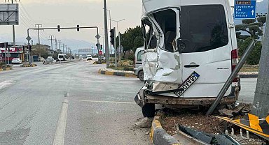 Fethiye'de servis minibüsü ile kamyon çarpıştı: 4 yaralı