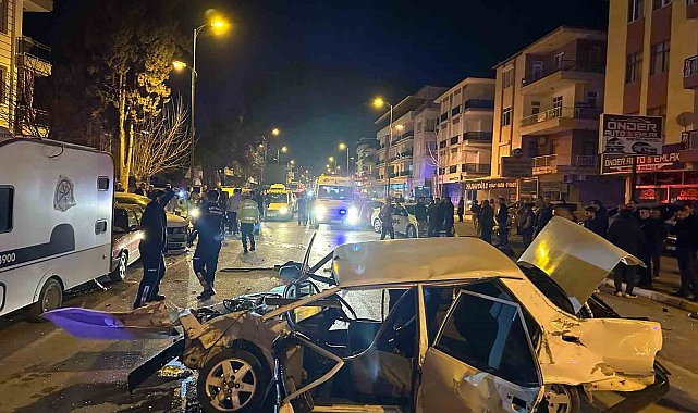 Fiat Tofaş otomobil, park halindeki araçlara çarpıp hurdaya döndü: 1'i ağır 2 yaralı
