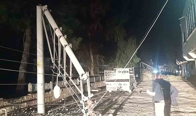 Fırtına ağaçları devirdi, elektrik direklerini kırdı