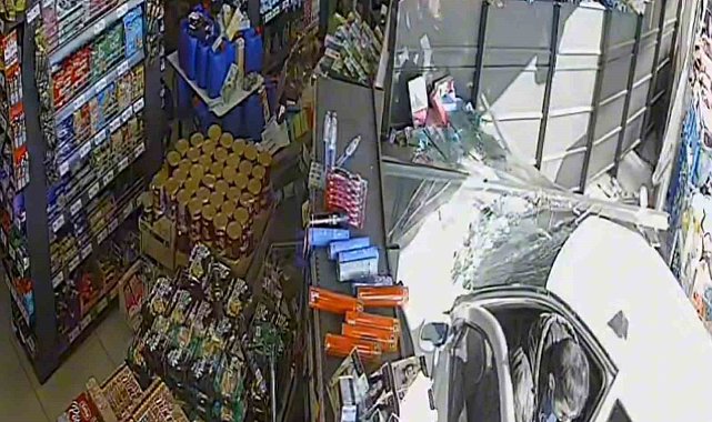 Fren yerine gaza basınca markete girdi, o anlar kamerada