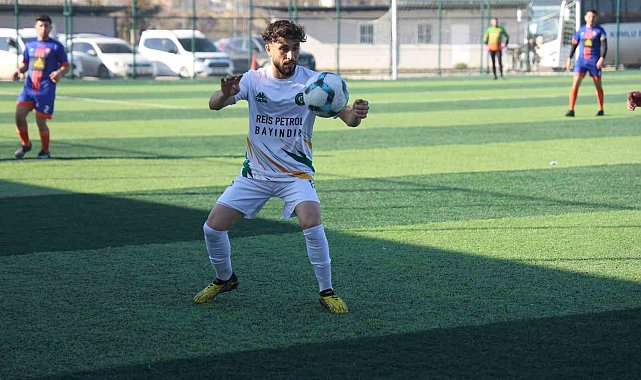 Futbol aşkından vazgeçmeyen Suriyeli Muhammed, savaştan kaçıp sığındığı Türkiye'de yeşil sahada ter döküyor