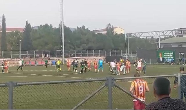 Futbol sahası savaş alanına döndü: Tekmeler havada uçuştu