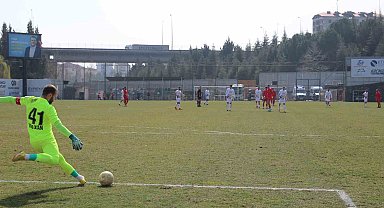 Futbolcular sentetik zeminde zorlandı, maçların yeri değişti