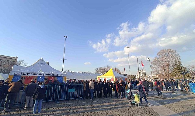 Gaziantep Büyükşehir'in geleneksel iftar çadırları ilk gün yoğun ilgi gördü