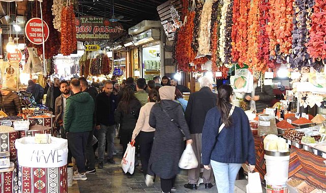 Gaziantep'in tarihi çarşılarında bayram hareketliliği başladı