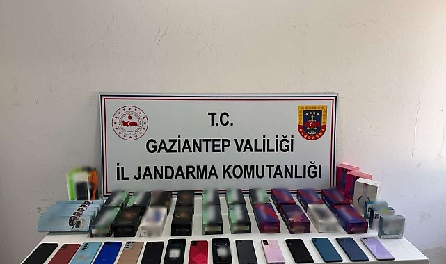 Gaziantep'te 2 milyon TL değerinde kaçak telefon ve saat ele geçirildi: 2 gözaltı