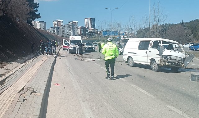 Gaziantep'te hafif ticari araç ile otomobil çarpıştı: 1 ölü, 3 yaralı