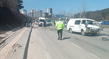 Gaziantep'te hafif ticari araç ile otomobil çarpıştı: 1 ölü, 3 yaralı