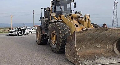 Gaziantep'te iş makinesi ile otomobil çarpıştı: 1 ölü, 4 yaralı