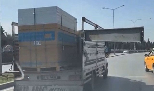 Gaziantep'te kasası açık halde seyreden kamyonet tehlike saçtı