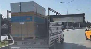 Gaziantep'te kasası açık halde seyreden kamyonet tehlike saçtı