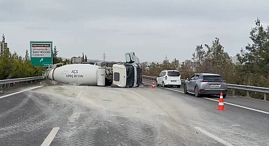 Gaziantep'te kontrolden çıkan beton mikseri devrildi: 1 yaralı