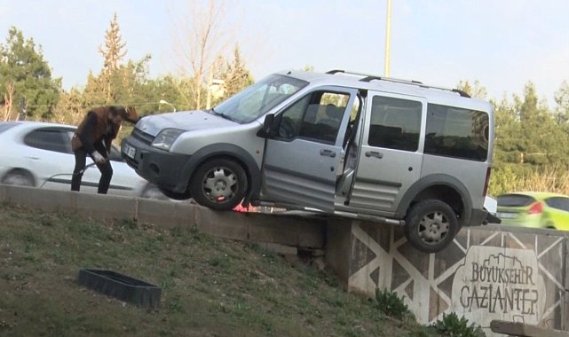 Gaziantep'te korkutan kaza: Araç köprüde asılı kaldı