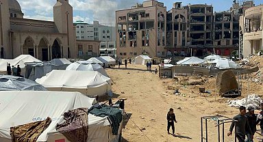 Gazze'de yerinden edilenler Gazze İslam Üniversitesi'ne sığındı