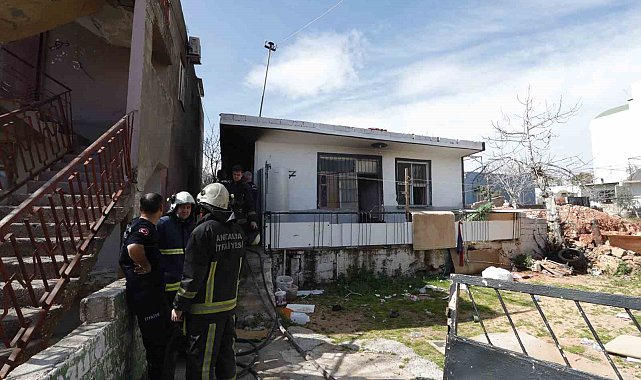Gecekonduda çıkan yangın ekipleri alarma geçirdi