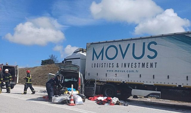 Gediz'de ticari araç ile tır çarpıştı: 1 ölü, 3 yaralı
