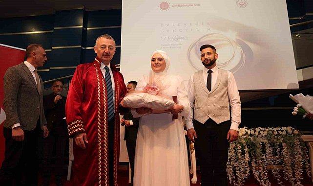 Genç çiftlere büyük destek: Çeyiz paketiyle evlenip, Togg'a bindiler