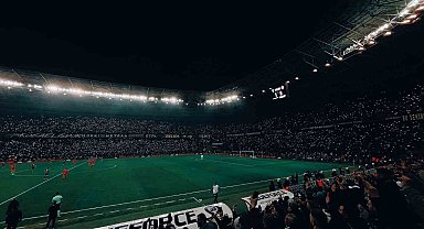 Genç taraftar tribünden düşmüştü, evinde meşalelerle karşılandı