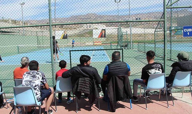 Genç tenisçilerin raket sesleri Cudi Dağı eteklerinde yankılanıyor