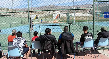 Genç tenisçilerin raket sesleri Cudi Dağı eteklerinde yankılanıyor