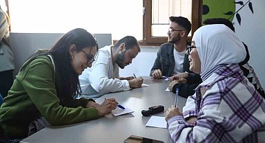 Gençlik Merkezi'nde pratik İngilizce konuşma etkinliği düzenledi