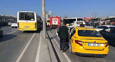 Geri geri kayan İETT otobüsü dolmuşa ve ticari taksiye çarptı