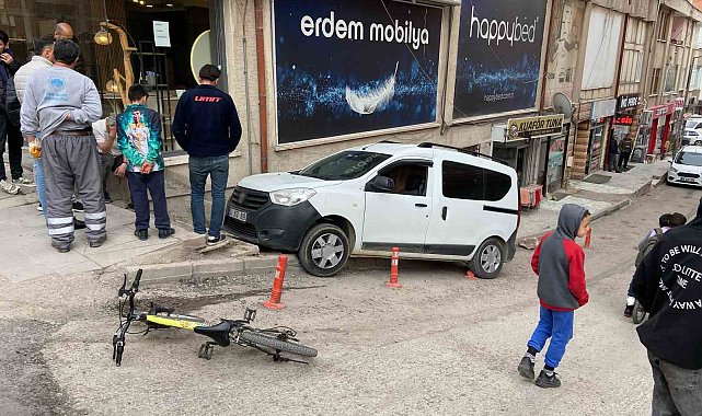 Geri manevra yapan hafif ticari araç yokuştaki merdivenli kaldırıma düştü