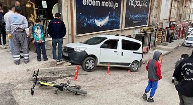 Geri manevra yapan hafif ticari araç yokuştaki merdivenli kaldırıma düştü
