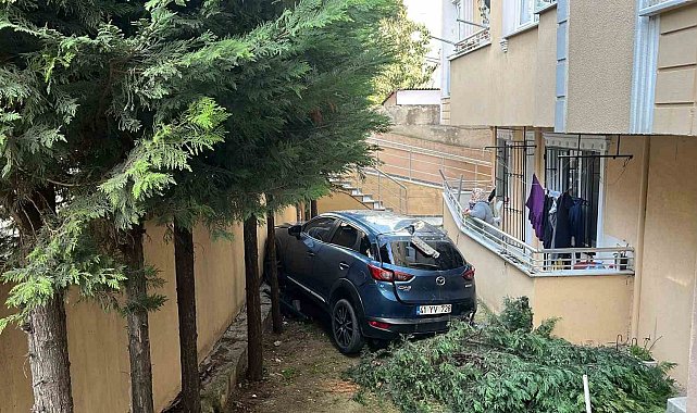 Geri manevra yapan otomobil bahçeye düştü: 1 yaralı