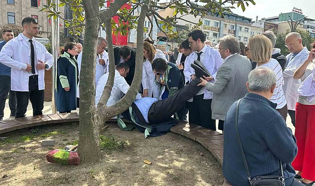 Giresun'da 14 Mart Tıp Bayramı töreninde Tıp Fakültesi Dekanı Ağar baygınlık geçirdi